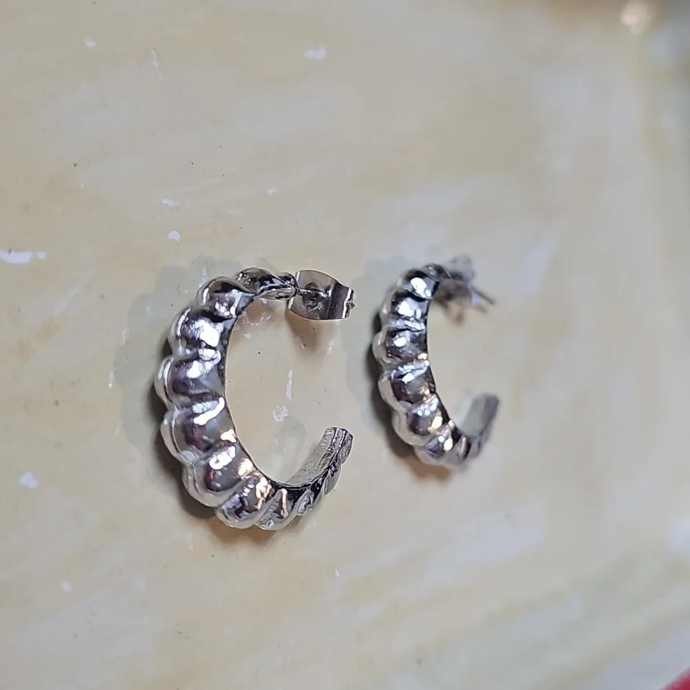 Silver Scalloped 1-Inch Hoop Earrings - Picture 4 of 8